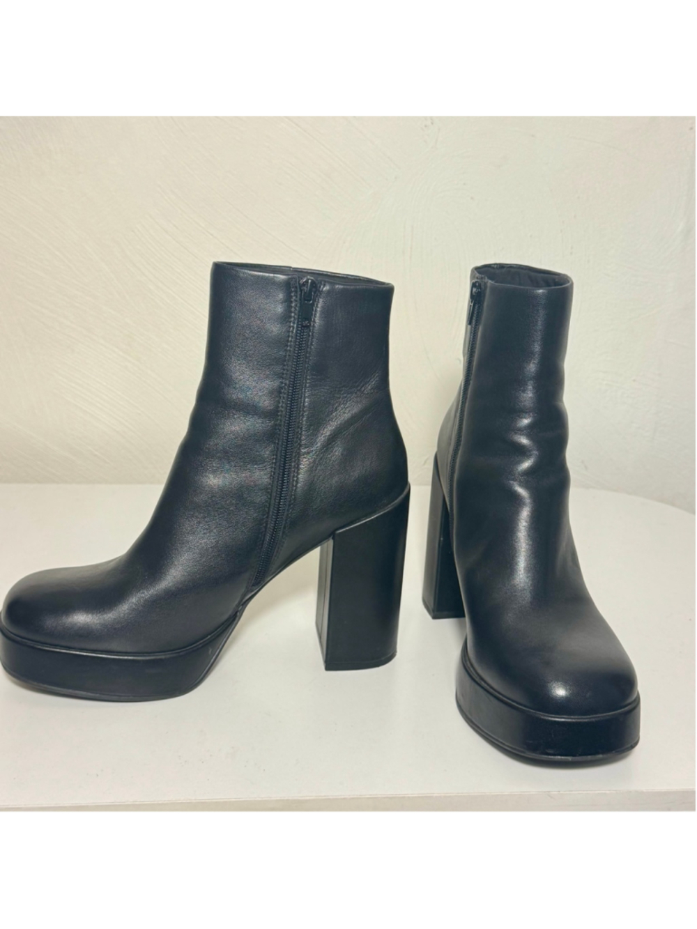 Size 10 Steve Madden Zenia Retro Block Heel platform zip up ankle boot. Leather